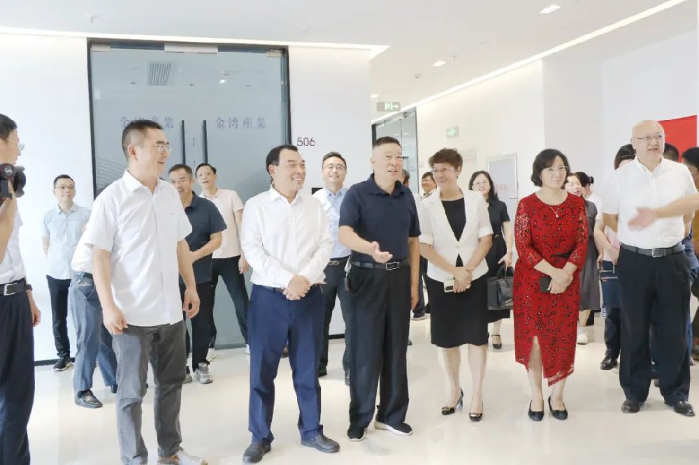 市委副書記、市委統(tǒng)戰(zhàn)部部長熊運浪出席贛州銀行和贛商聯(lián)合會戰(zhàn)略合作協(xié)議簽約儀式
